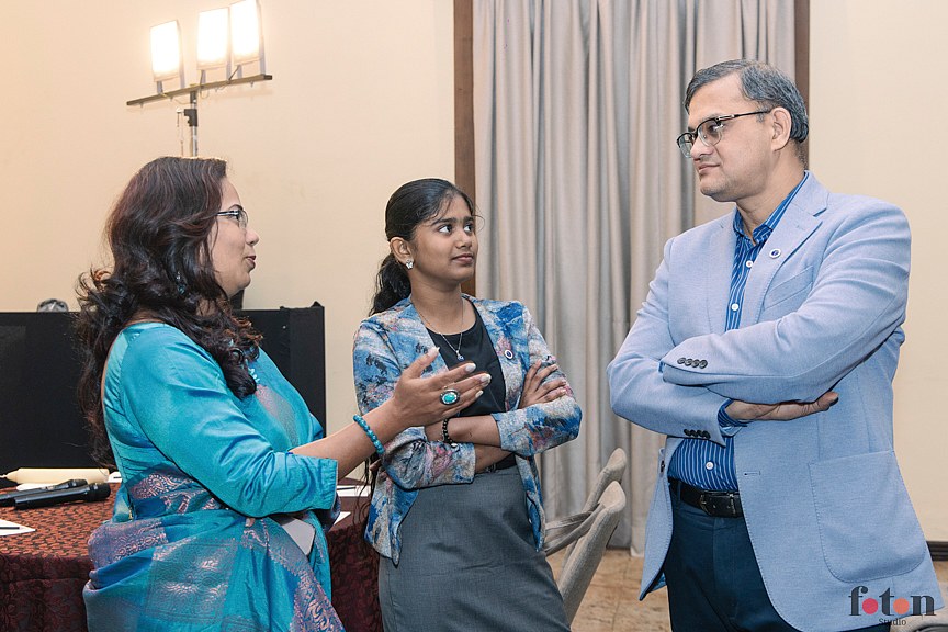 Guest interacting with Murali Sundaram
